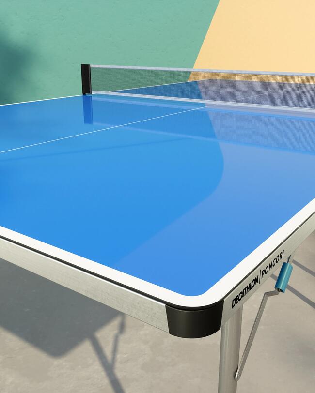 Nachaufnahme der Tischtennisplatte auf grauem Boden mit gelb und grünem Hintergrund