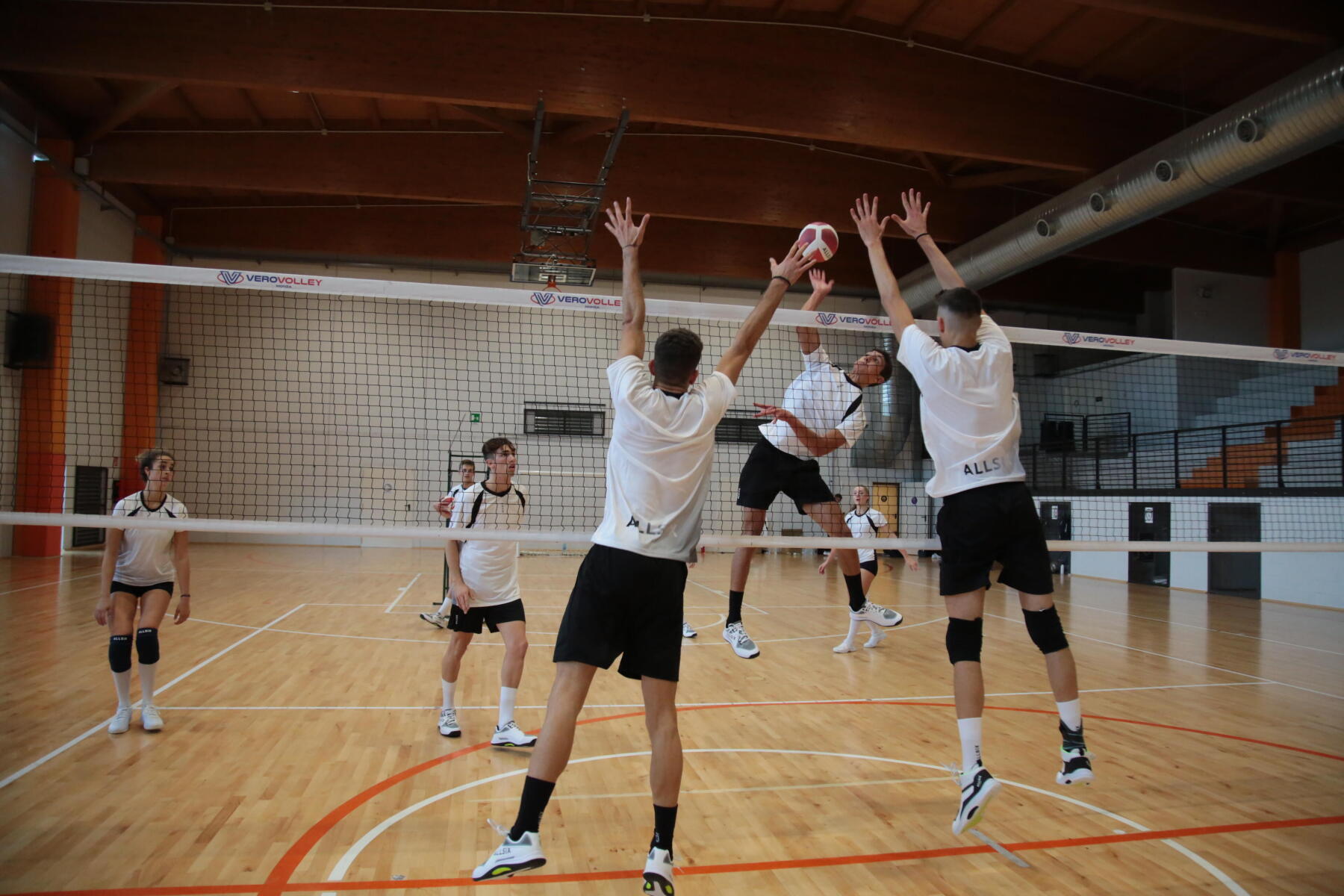 point-de-volleyball-se-jouant-au-filet-entre-deux-équipes-masculines