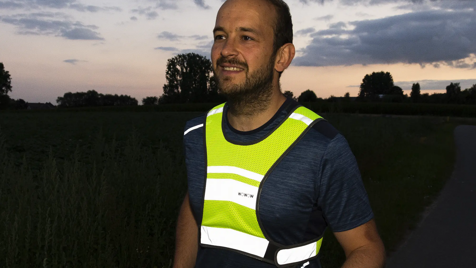 Mężczyzna w kamizelce odblaskowej po zmorku