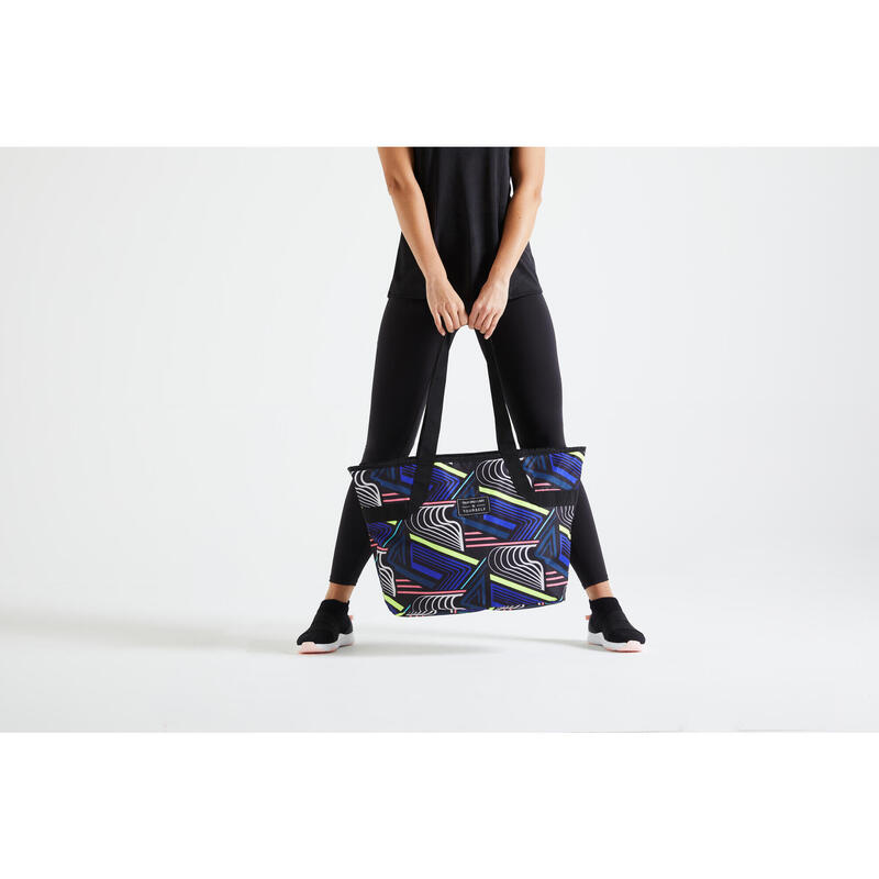 The sport tote with a graphic print: a must-have for your fitness kit. 