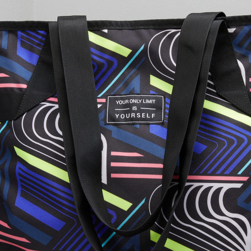 The sport tote with a graphic print: a must-have for your fitness kit. 