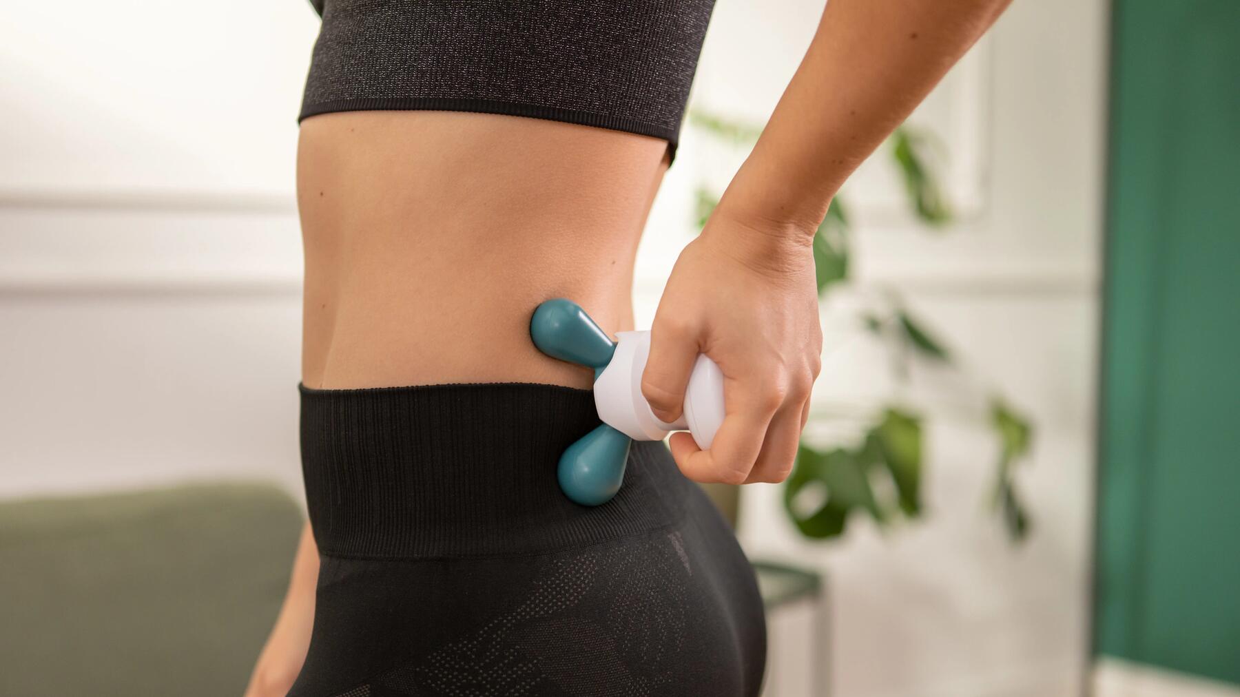 senhora com aparelho de massagem eletronica da decathlon