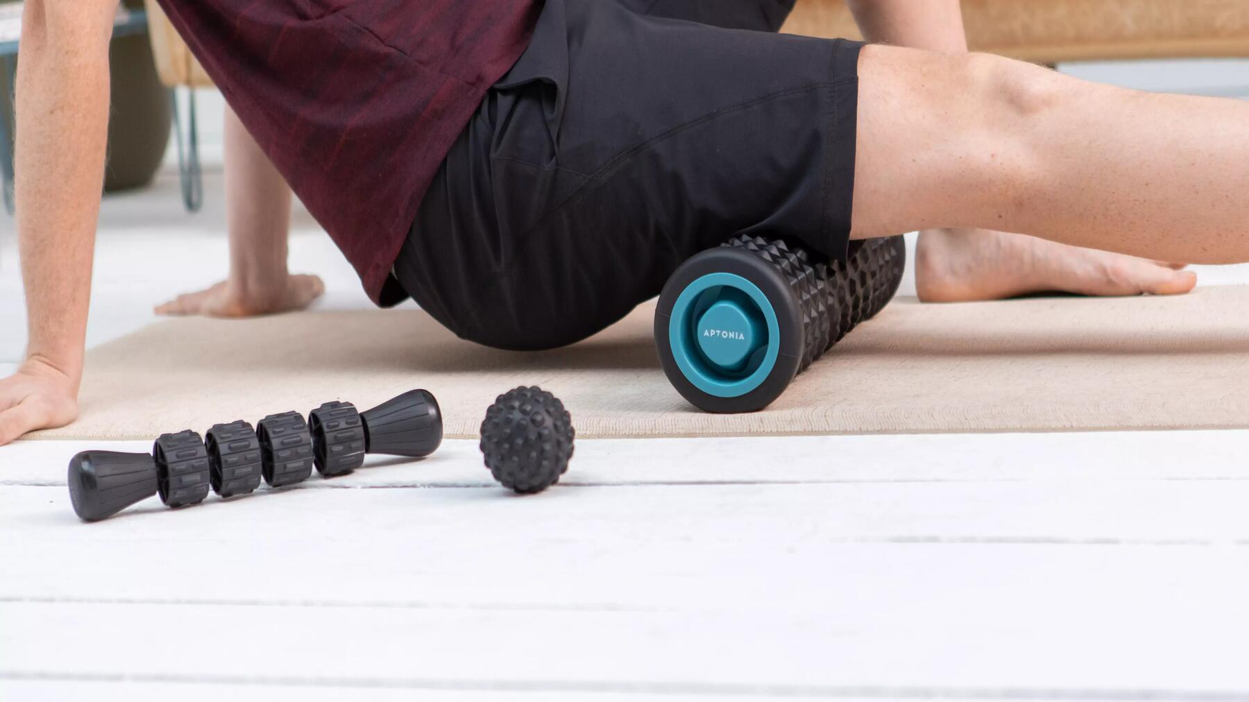 homem a utilizar conjunto de massagem da decathlon