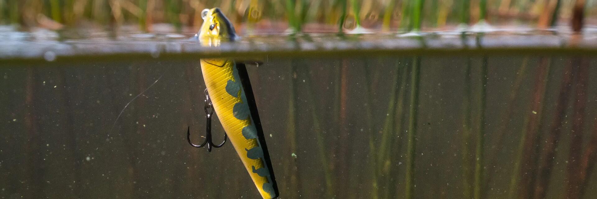 Wobler na okonia pływający na wodzie