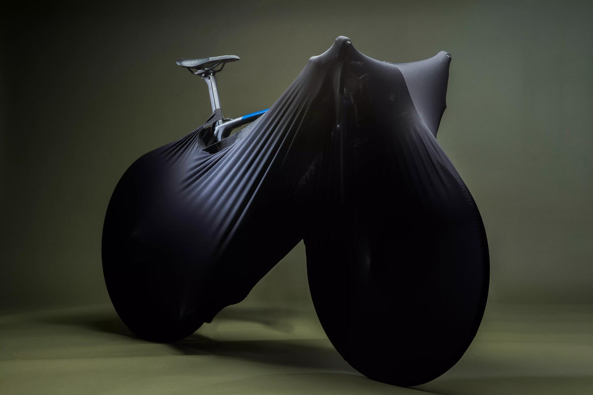 Rower w pokrowcu rowerowym