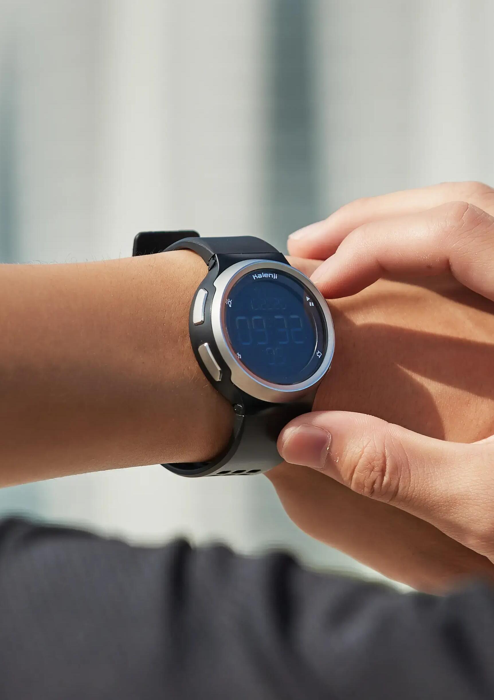 Kalenji Smartwatch von Decathlon mit digitalem Display und sportlichem Armband