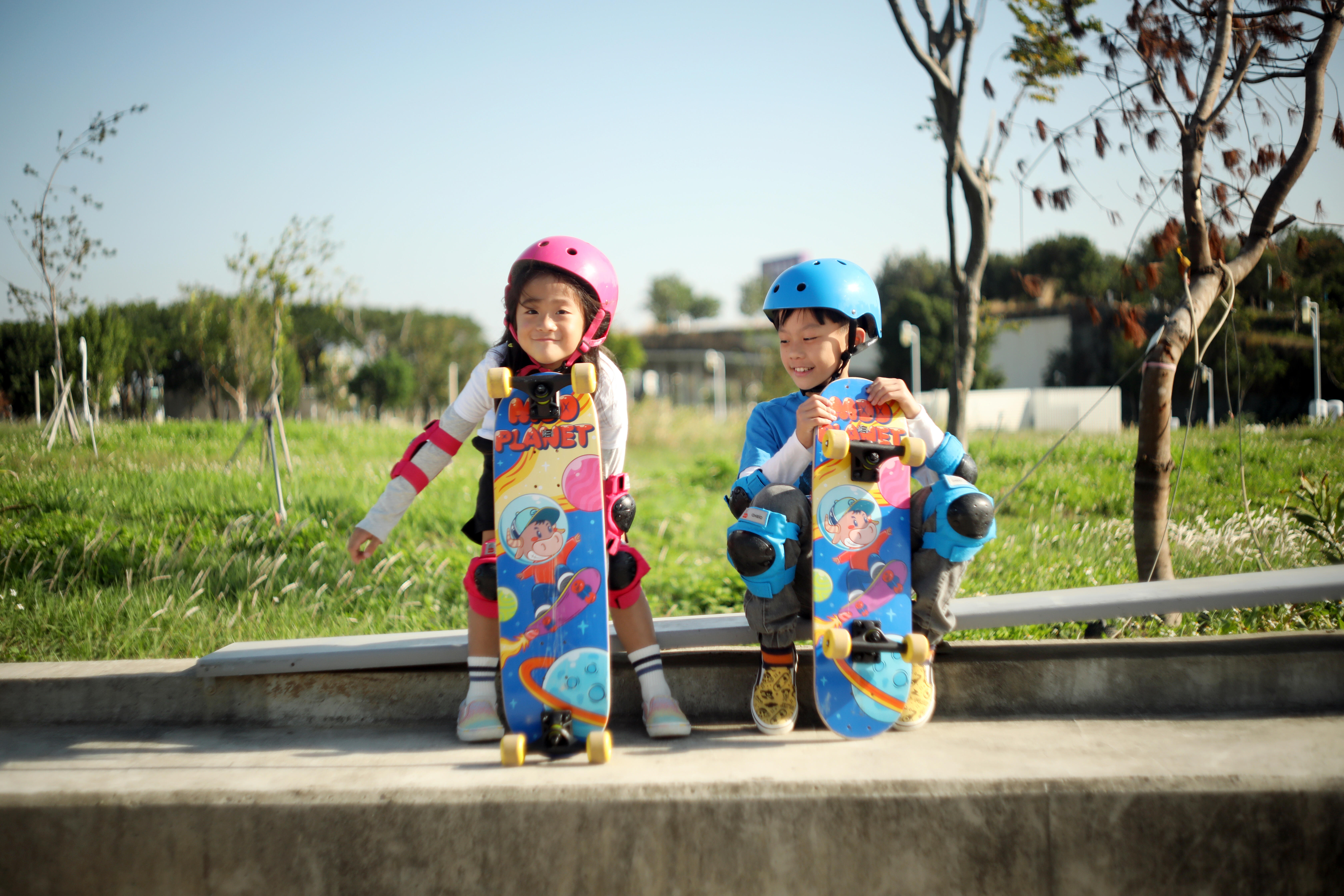 Kids playing with a hula hoop outdoors