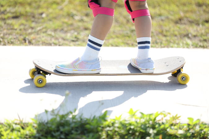 Niño haciendo skateboard