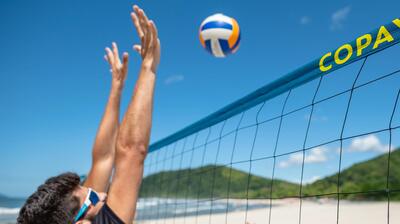 Comment-bien-s%27%C3%A9quiper-pour-pratiquer-le-beach-volley%3F.jpg