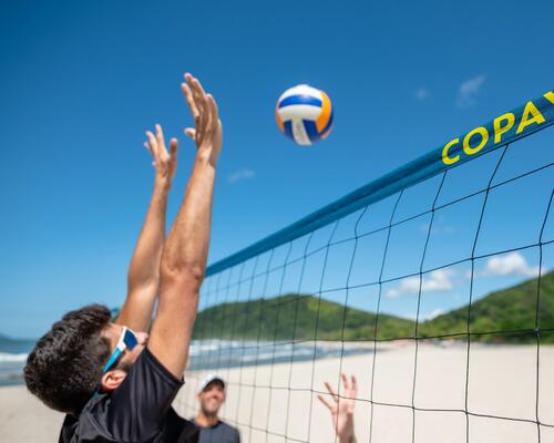 Come equipaggiarsi per praticare beach-volley? 