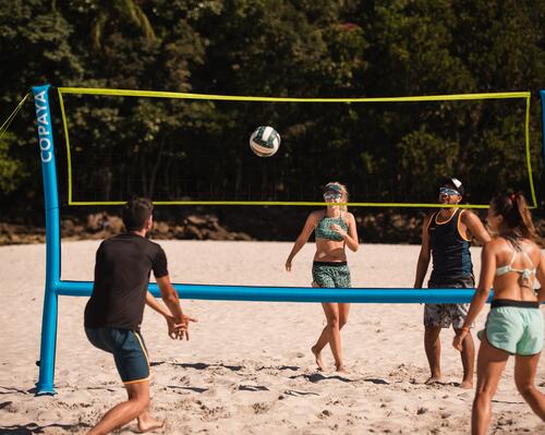 joueurs sur un terrain de volleyball de plage