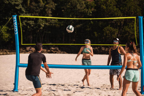joueurs sur un terrain de volleyball de plage