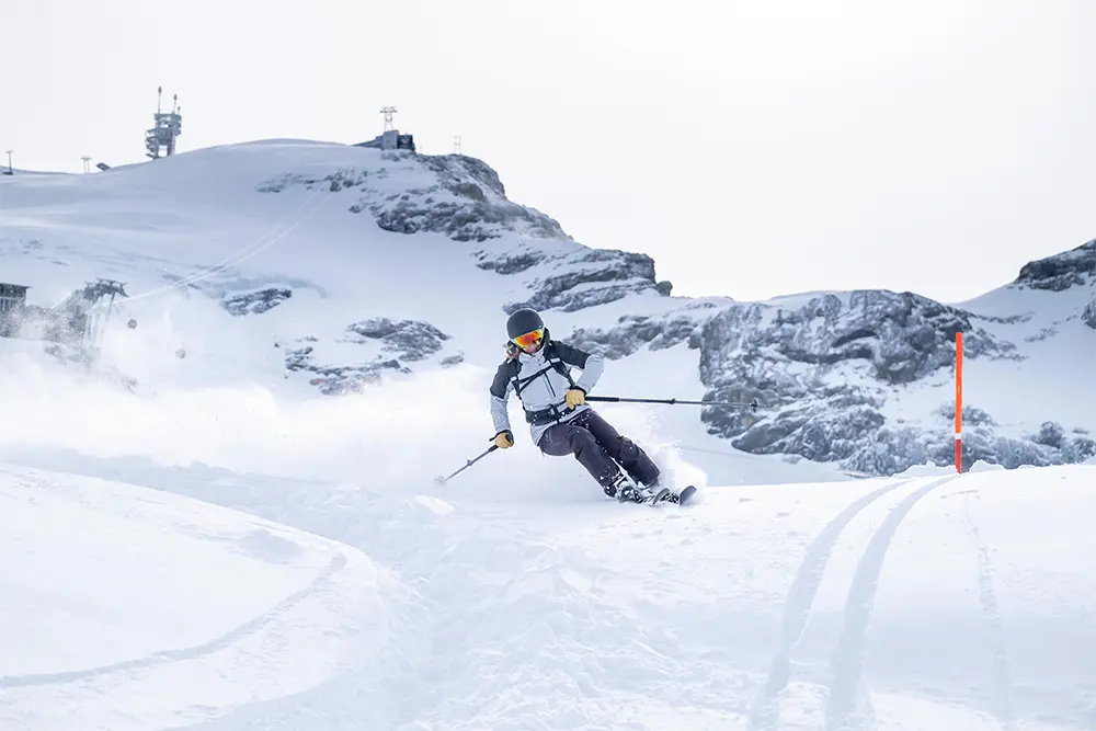 Ski richtig einlagern: Eine dicke, glänzende Schicht Heißwachs schützt den Belag vor dem Austrocknen
