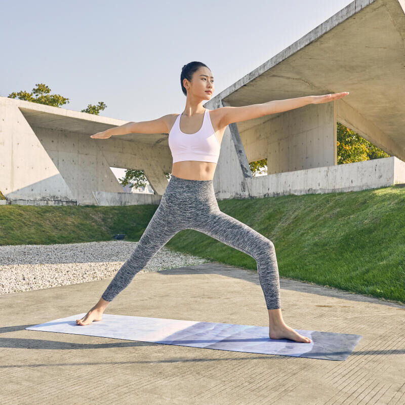 DE CE SĂ PRACTICI YOGA ÎMPREUNĂ CU COPIII?