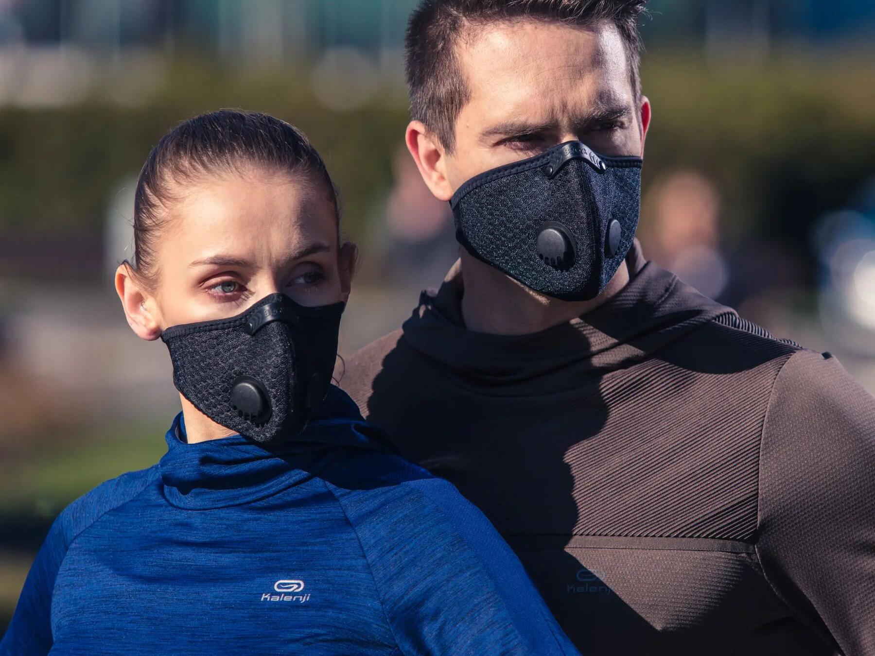 kobieta i mężczyzna stojący w maskach antysmogowych BROYX