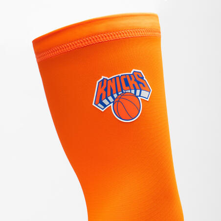 БАНДАЖ ДЛЯ ЛОКТЯ ДЛЯ ИГРЫ В БАСКЕТБОЛ E500 NBA NEW-YORK KNICKS