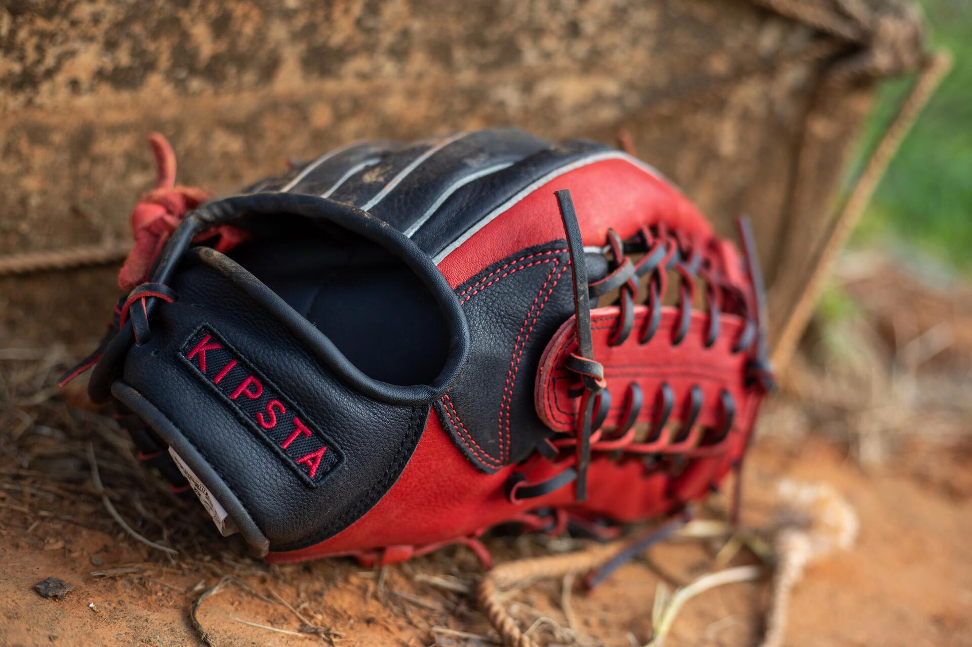Rękawica baseballowa leżąca na ziemi