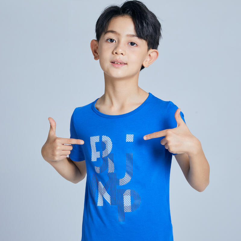 เสื้อยืดแขนสั้นเด็กผู้ชายสำหรับกายบริหารทั่วไปรุ่น 100 (สีฟ้า/พิมพ์ลาย)