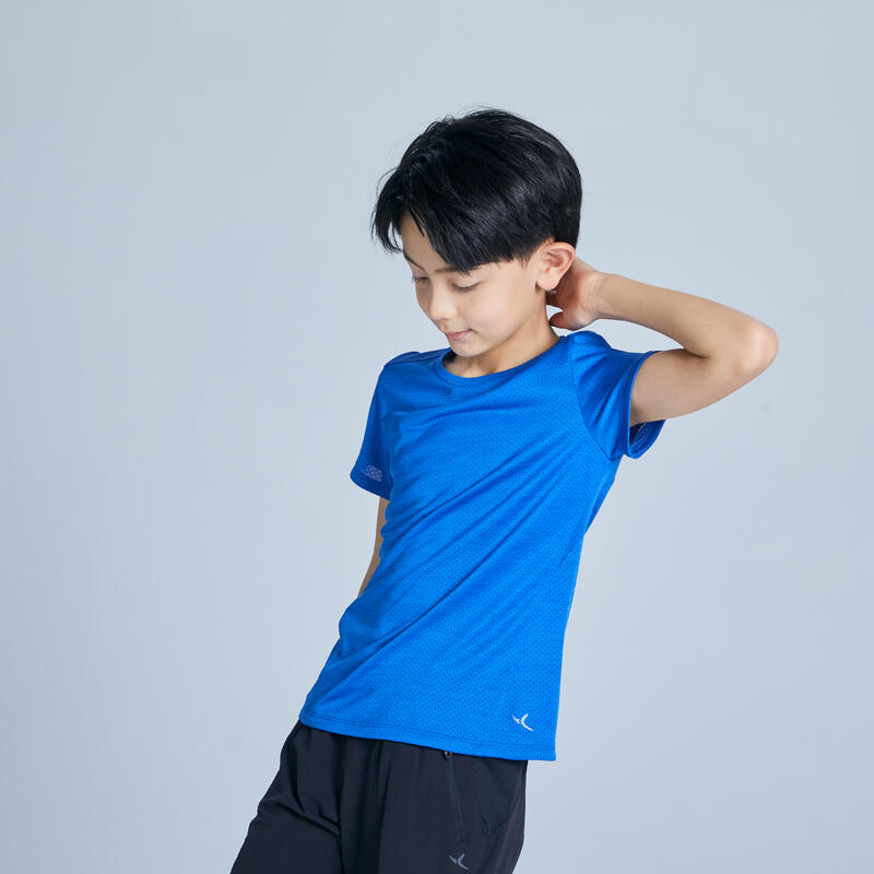 เสื้อยืดแขนสั้นเด็กผู้ชายผ้าใยสังเคราะห์ระบายอากาศได้ดีสำหรับกายบริหารทั่วไปรุ่น S500 (สีน้ำเงิน AOP)