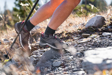 Sepatu Hiking Pegunungan Wanita Waterproof MH500 - pink/abu-abu