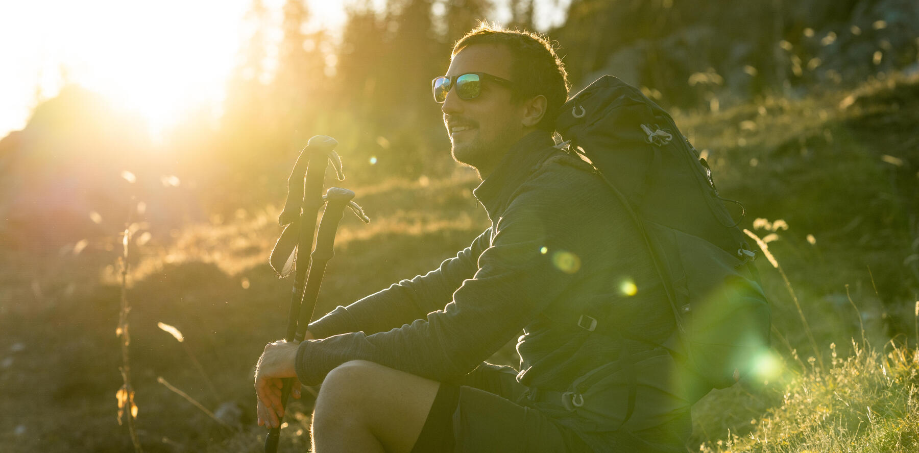 homme qui s'apprête à partir en randonnée au petit matin, au levée du soleil