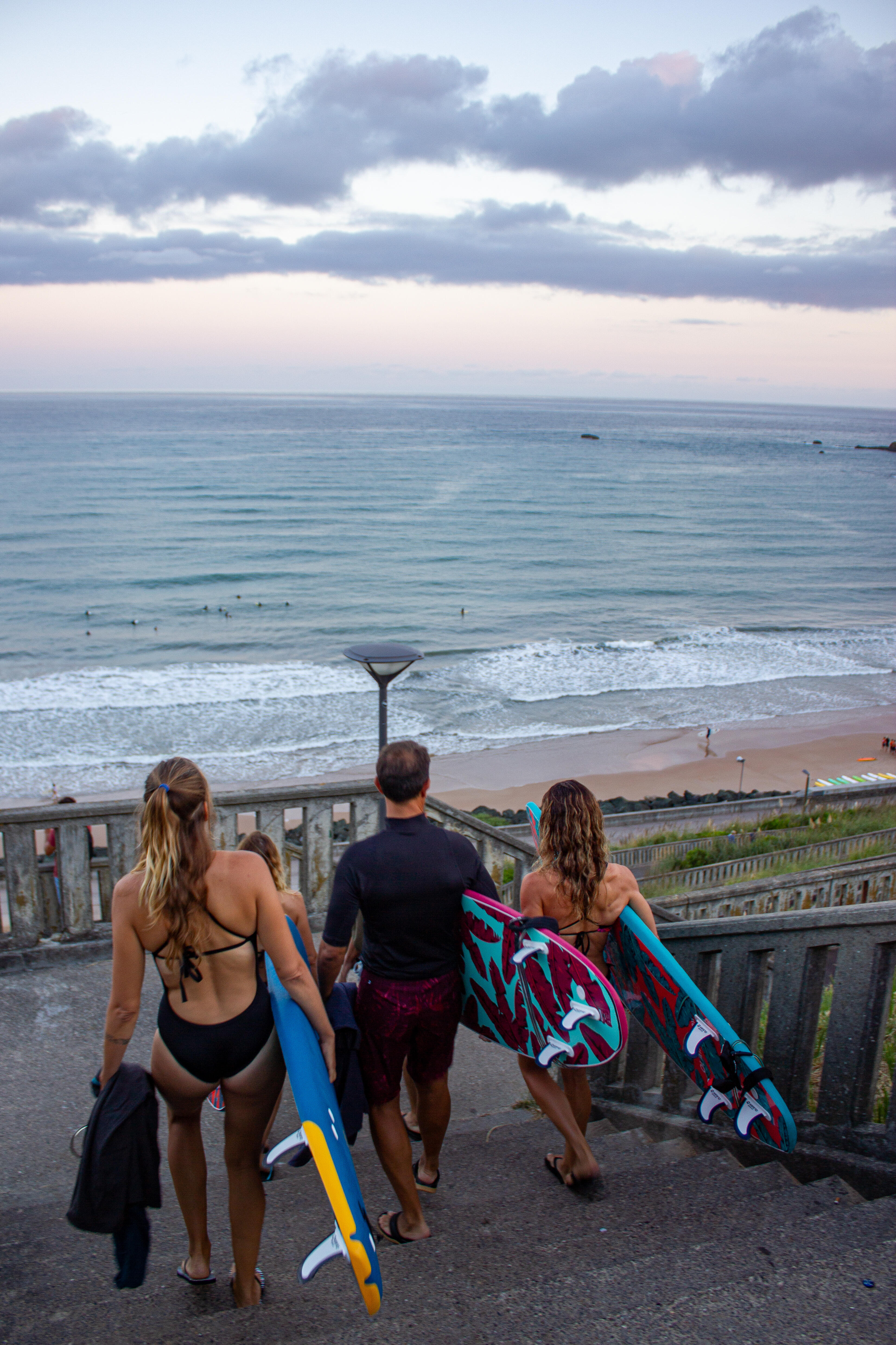 ALUGAR FATOS E PRANCHAS DE SURF