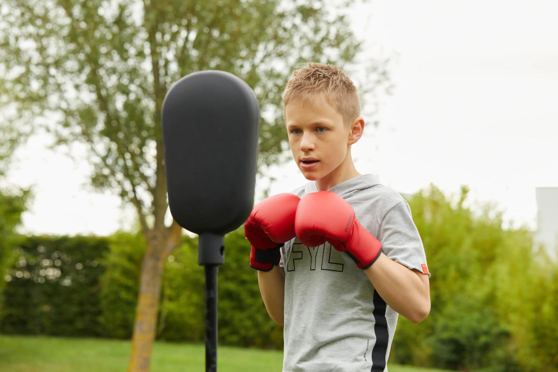 Frau mit Boxhandschuhen