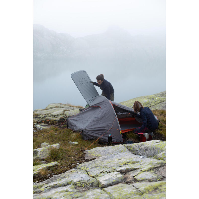 Slaapmat voor trekking MT100 zelfopblazend L 180 x 52 cm 1 persoon