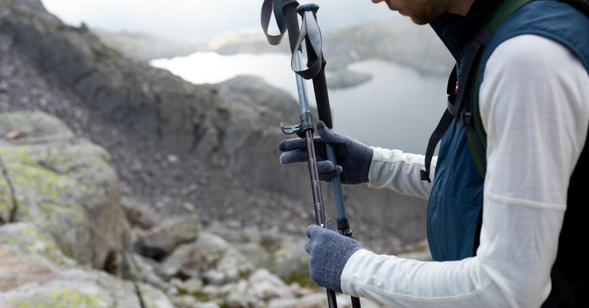 How to use the external lock on my trekking poles?
