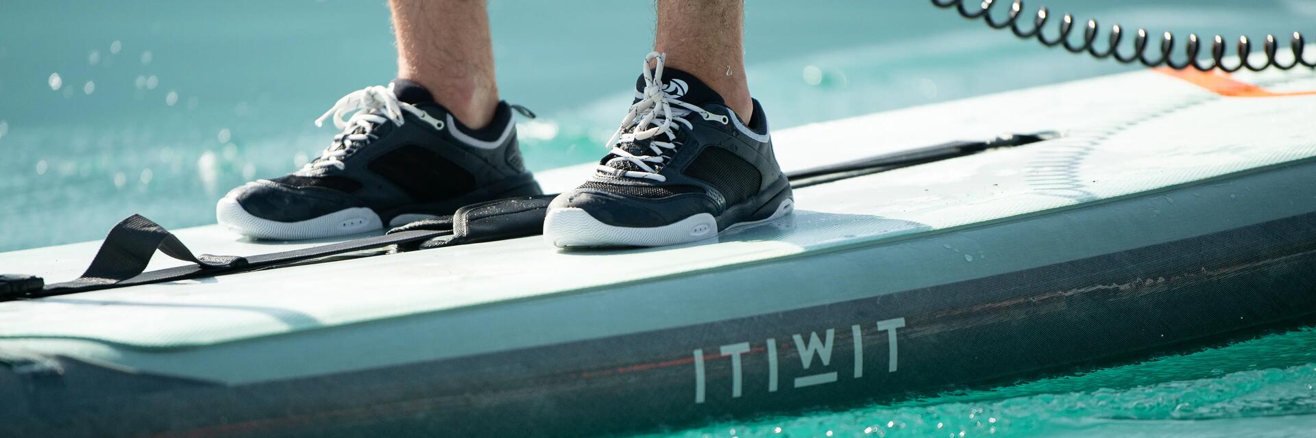 Stand Up Paddling in Deutschland: Sportler gleitet ruhig über die Wasseroberfläche eines Sees