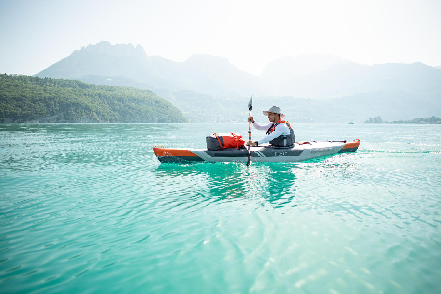 Persona navegando en un kayak