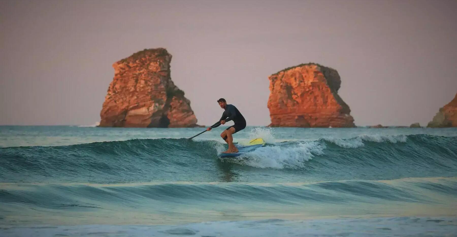 Wie du das Surfen auf dem Stand-Up Paddle Board erlernst, erfährst du hier! Alle wichtigen Informationen zusammengefasst auf einen Blick.