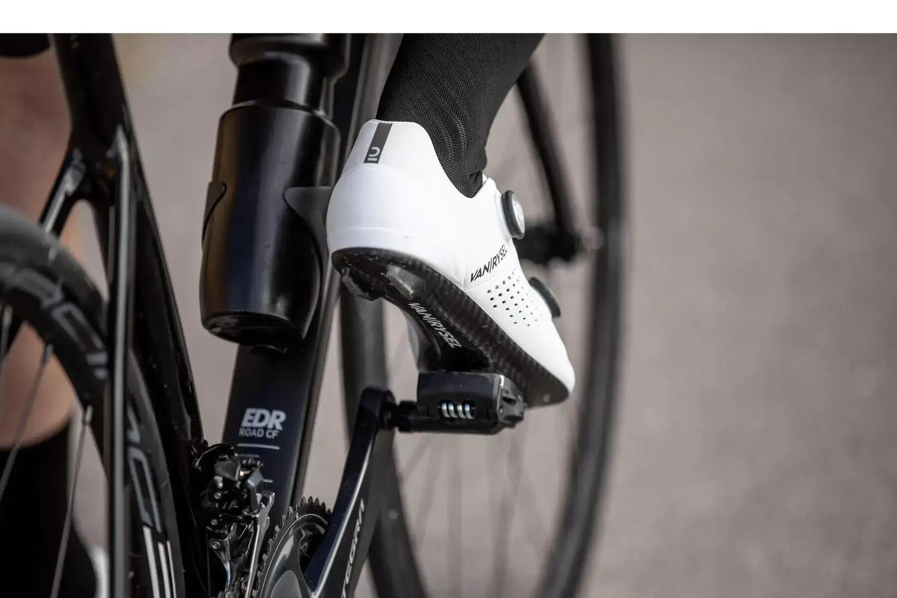 hombre pedaleando con zapatillas con calas