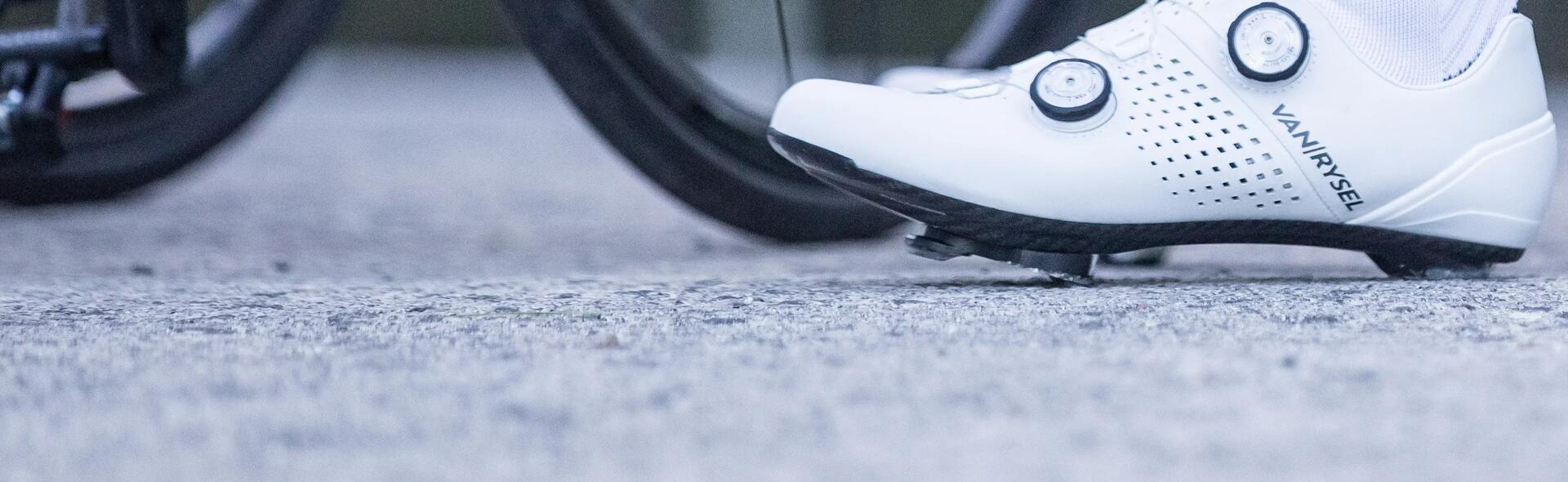 Wie stelle ich die Pedalplatten an meinen Rennradschuhen richtig ein? 