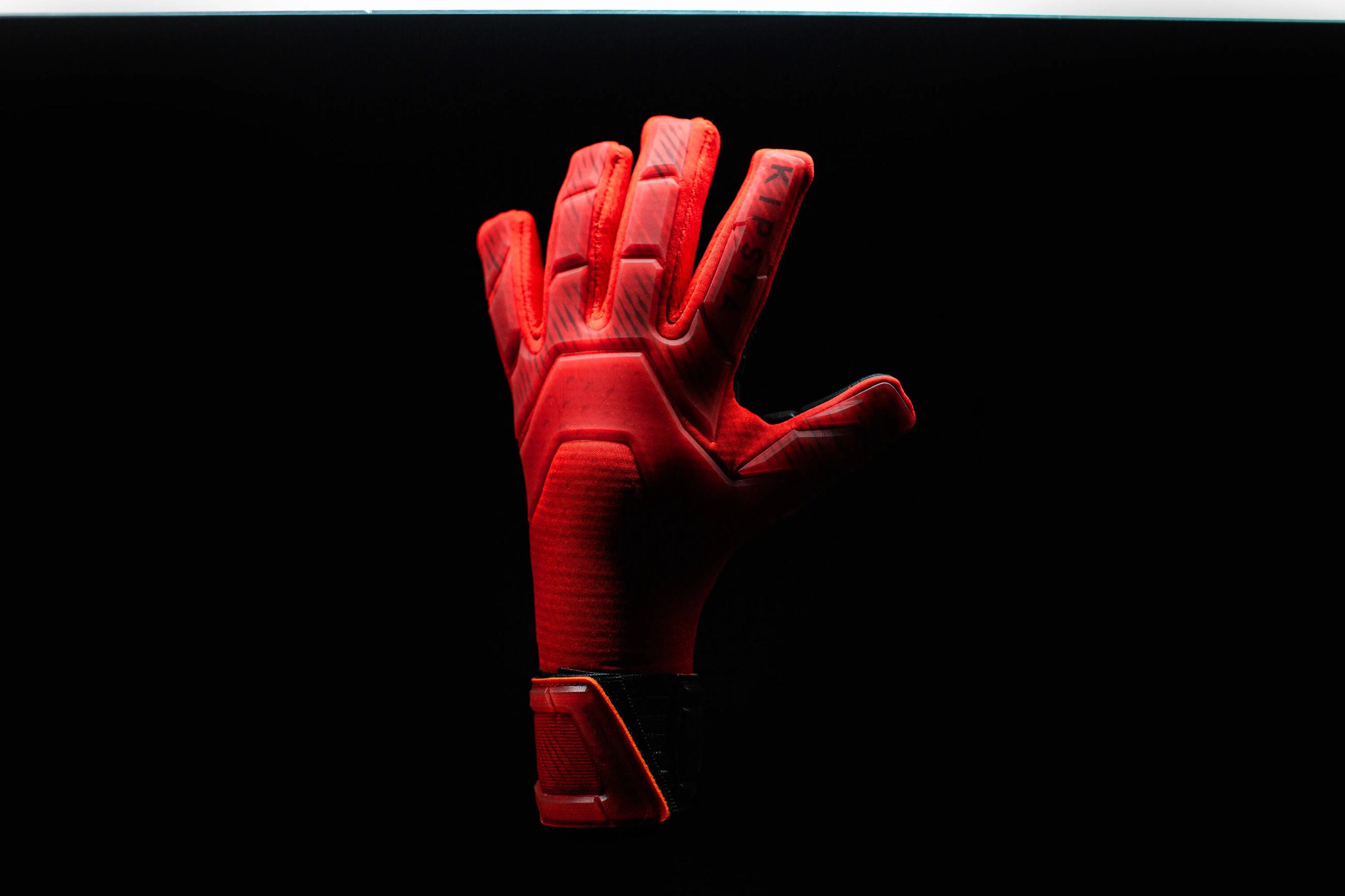 Adult Football Negative Seam Goalkeeper Gloves F900 - Red/Black 5/8