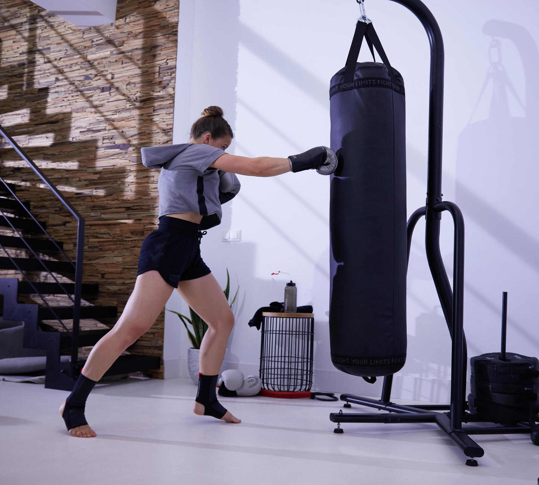 Immagini Stock - Un Sacco Da Boxe In Una Palestra Di Boxe Vuota