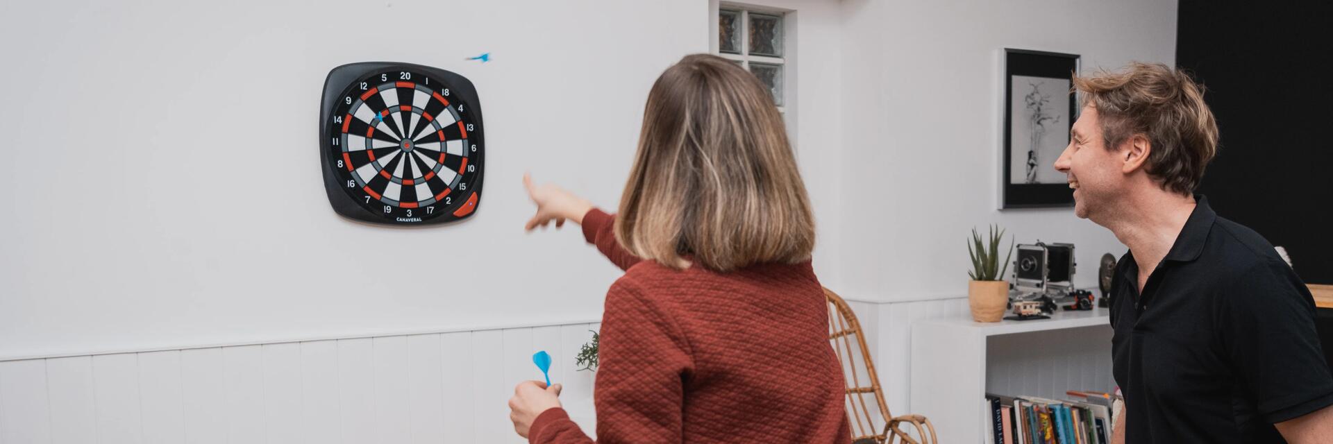 Para grająca w darta