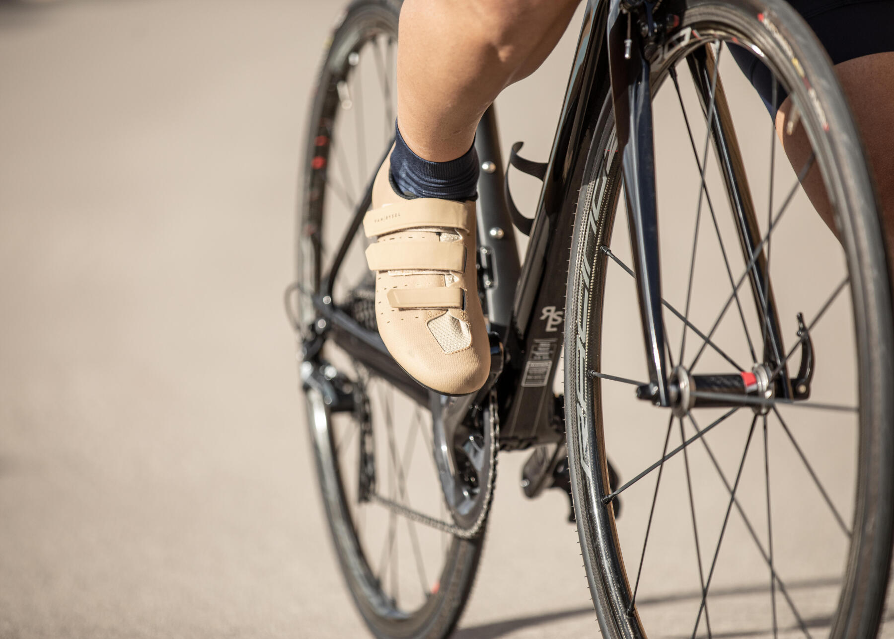 Como ajustar as travessas automáticas para bicicleta de estrada?