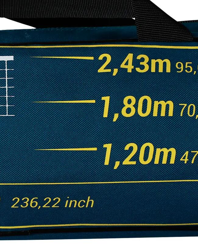 Menschliche Hand montiert weißes Beachvolleyballnetz-Segment, sandiger Hintergrund, verstellbar in 3 Höhen.