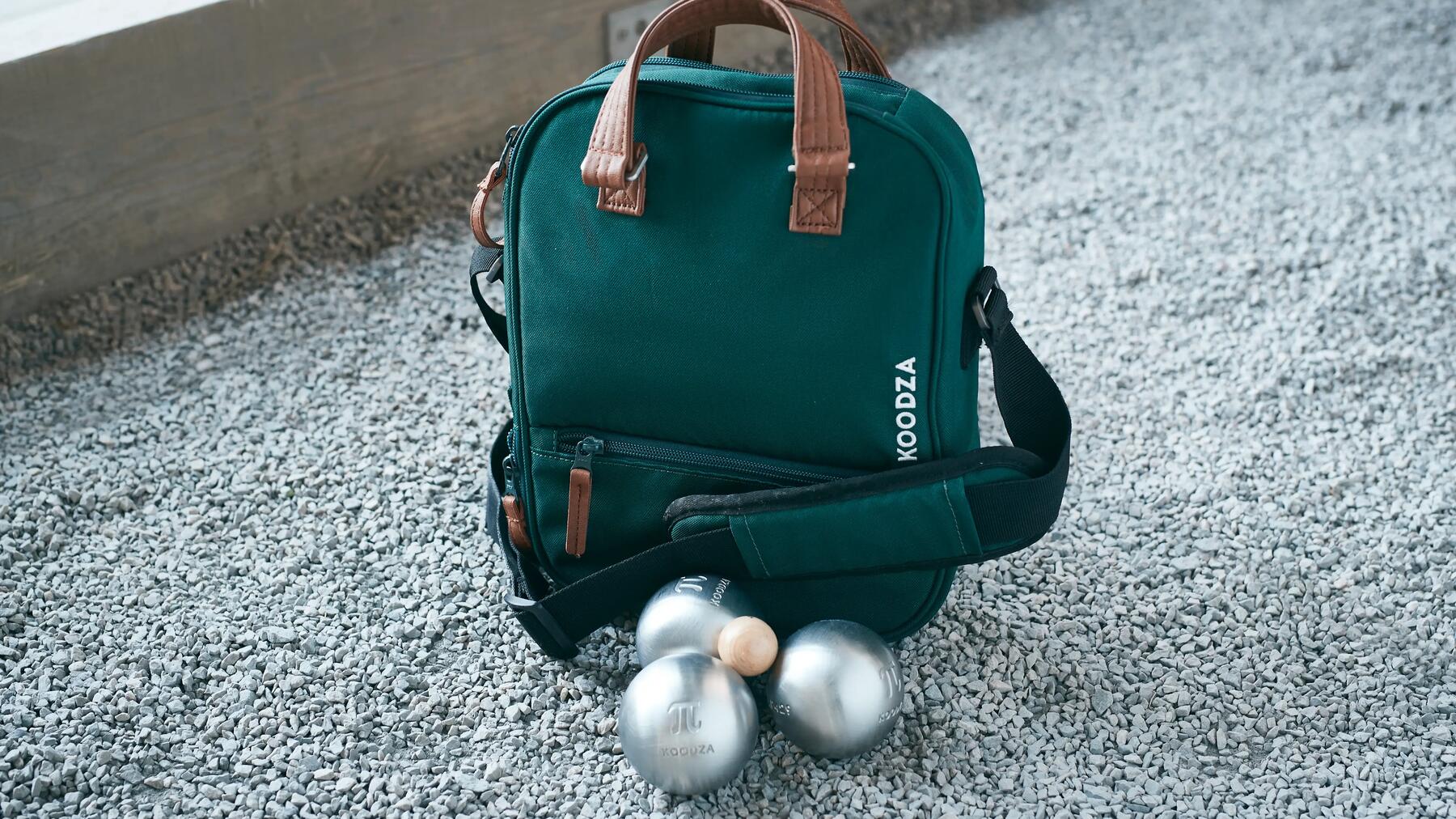 Ein Rucksack mit gepflegten Boulekugeln