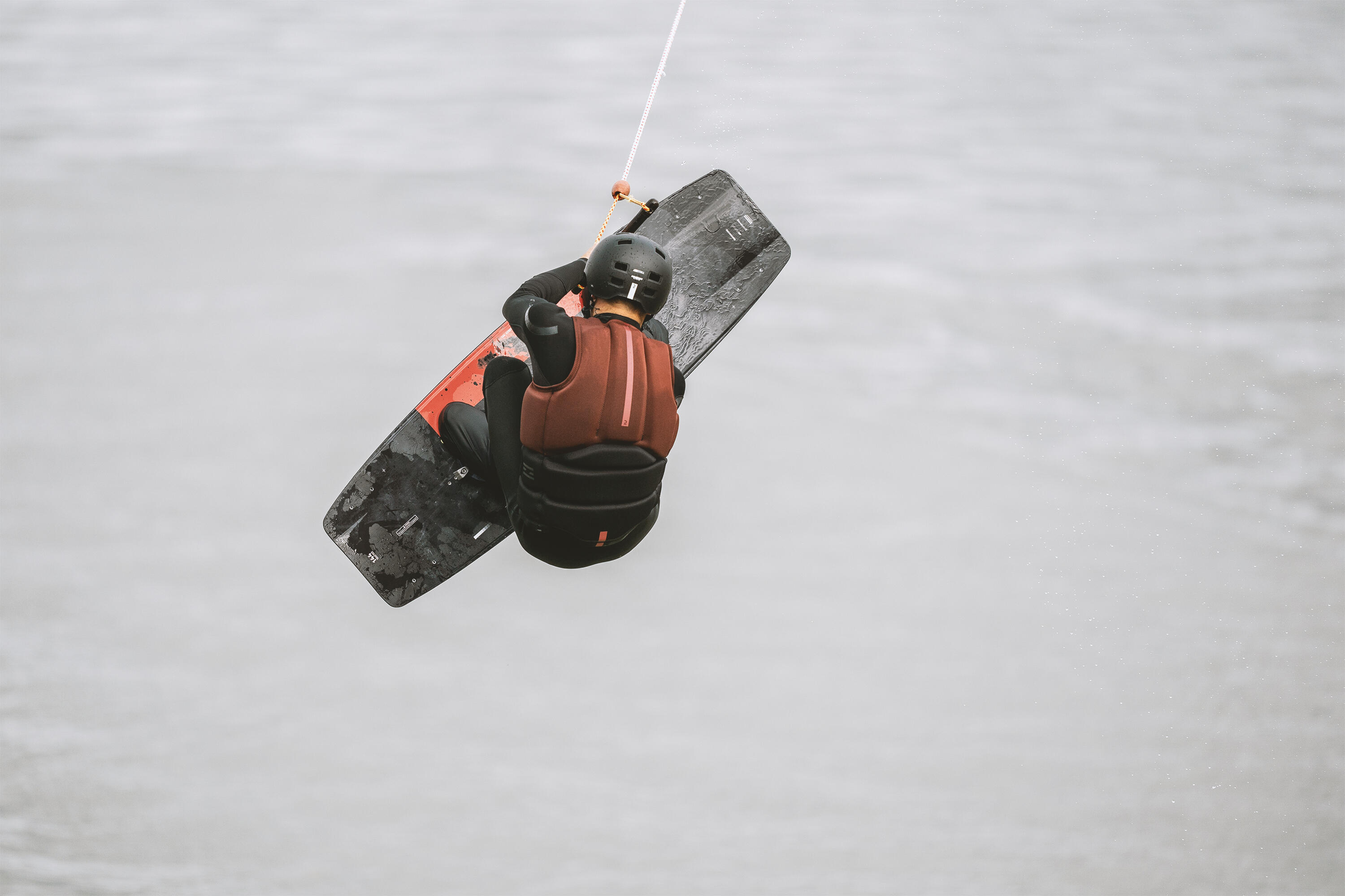 Zwei Wakeboarder mit Helm und Prallschutzweste