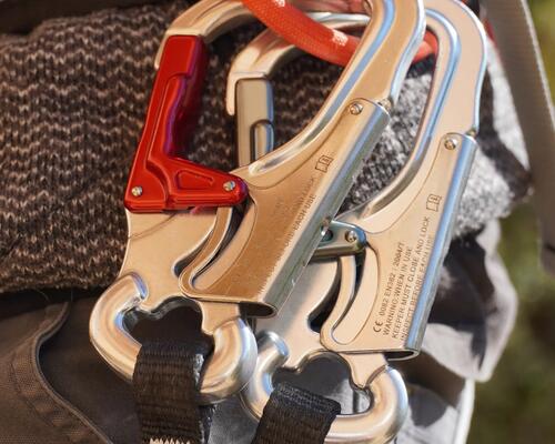 Wozu dienen Klettersteigkarabiner und wie funktionieren sie?