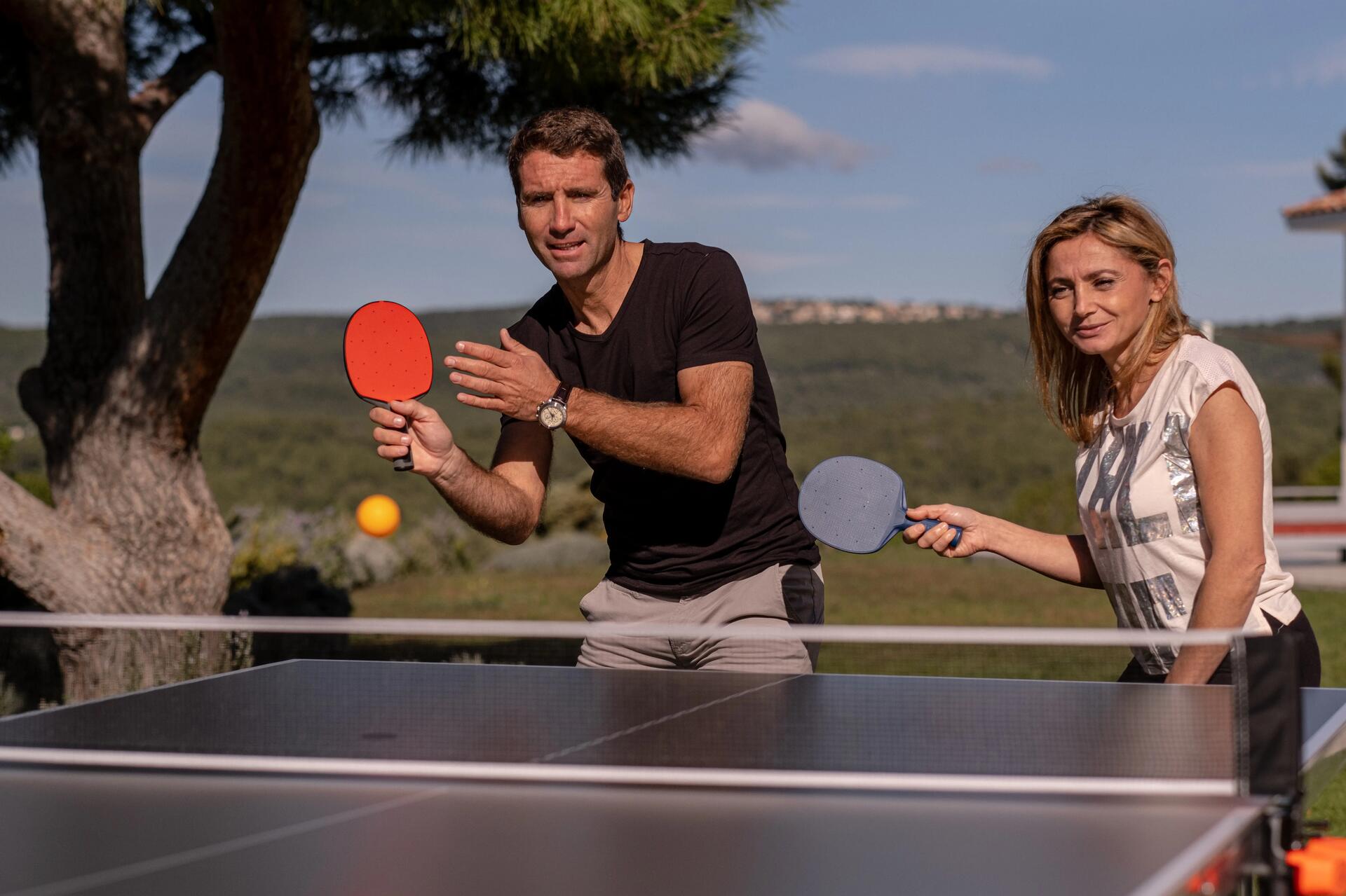 Kobieta i mężczyzna grający w jednej drużynie w debla w tenisa stołowego