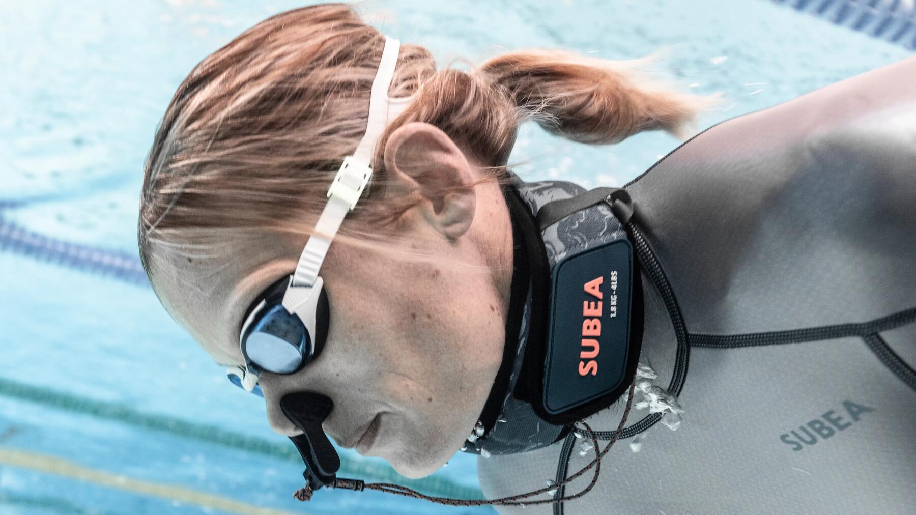 mujer practicando apnea