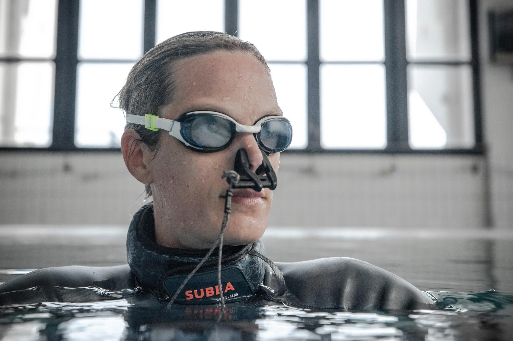 mujer practicando apnea