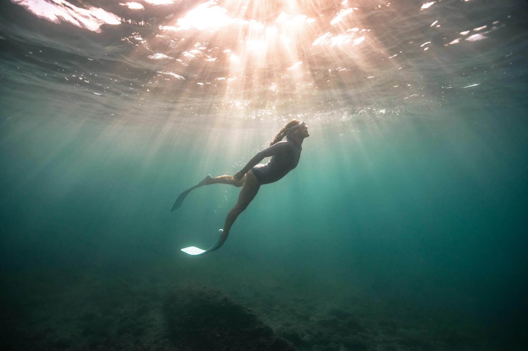 mujer buceando en apnea