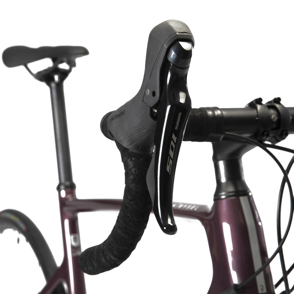 Dámsky cestný bicykel EDR 105 s karbónovým rámom a kotúčovými brzdami bordový
