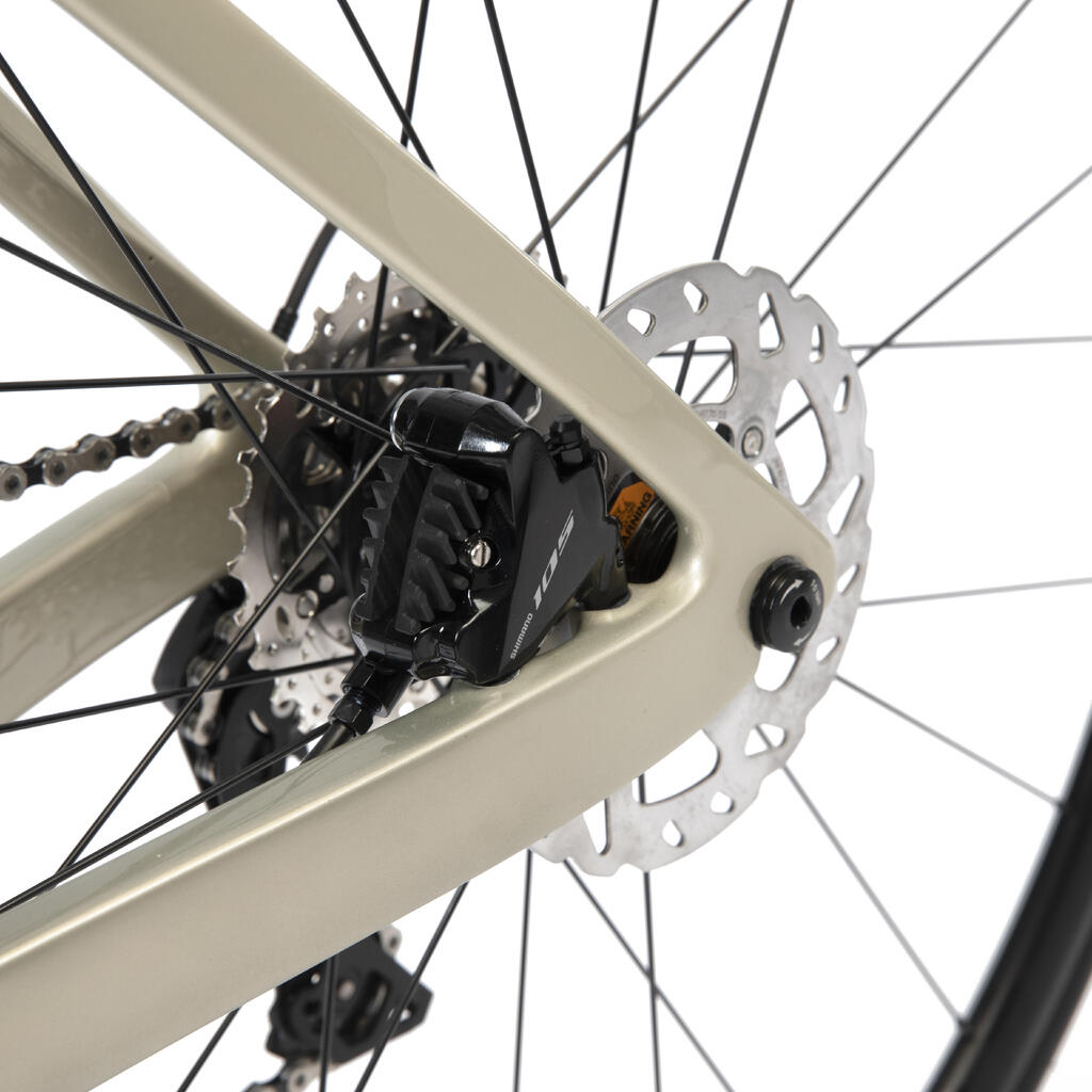 Dámsky cestný bicykel EDR 105 s karbónovým rámom a kotúčovými brzdami béžový