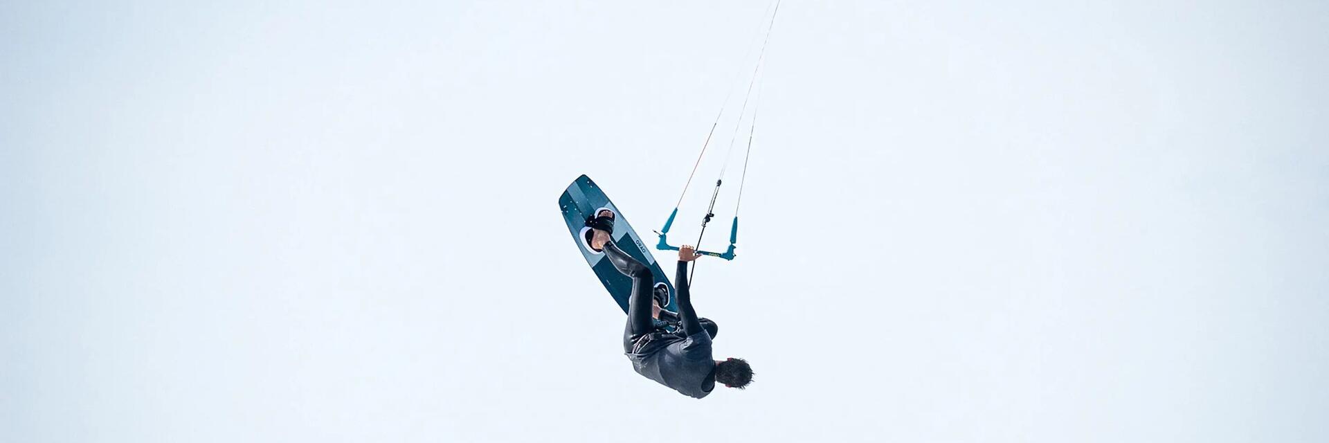 Osoba uprawiająca kitesurfing