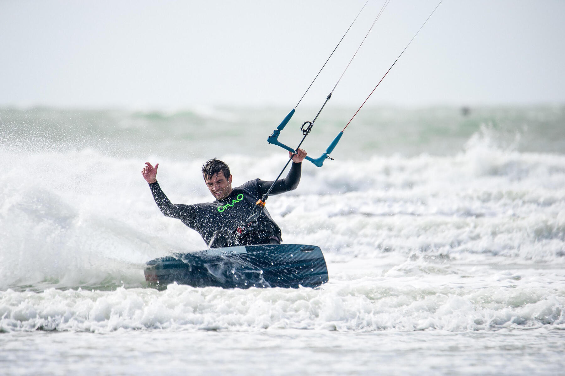 Mężczyzna pływający na kitesurfingu